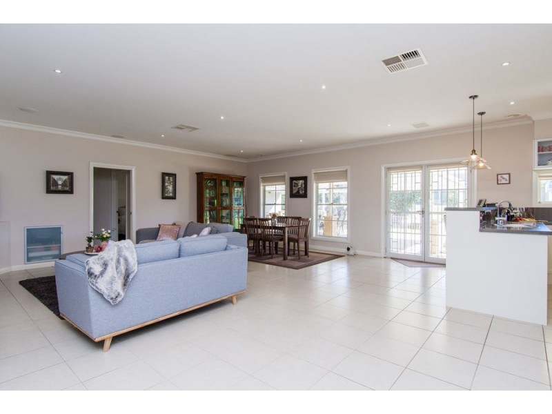 9 Burgan Drive, Springvale NSW 2650