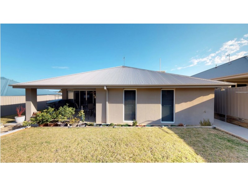 69 Strickland Drive, Boorooma NSW 2650