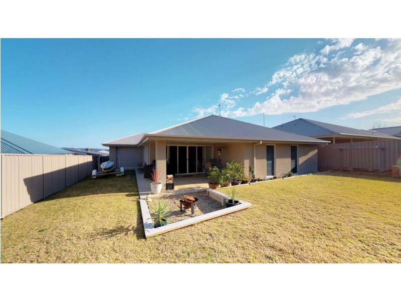 69 Strickland Drive, Boorooma NSW 2650