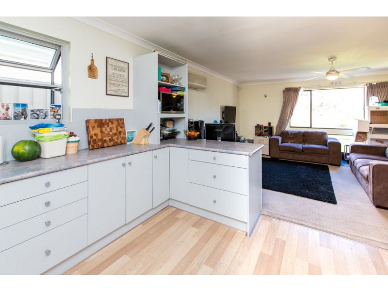 21 Lake Street, Lake Albert NSW 2650
