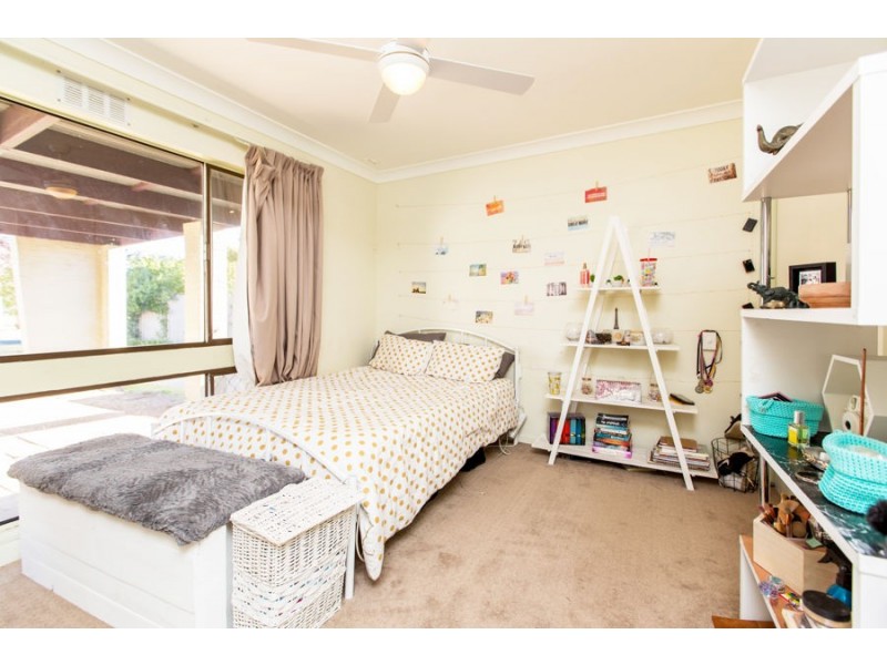 21 Lake Street, Lake Albert NSW 2650