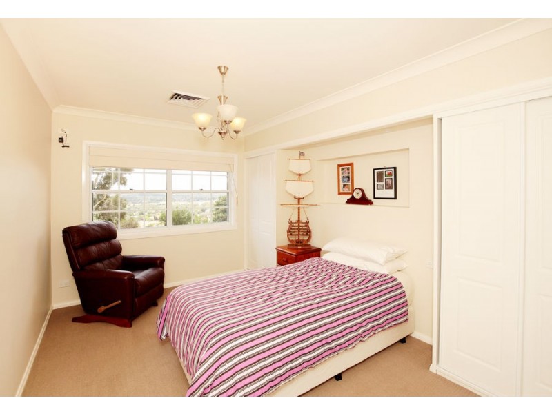 4 Baree Place, Kooringal NSW 2650