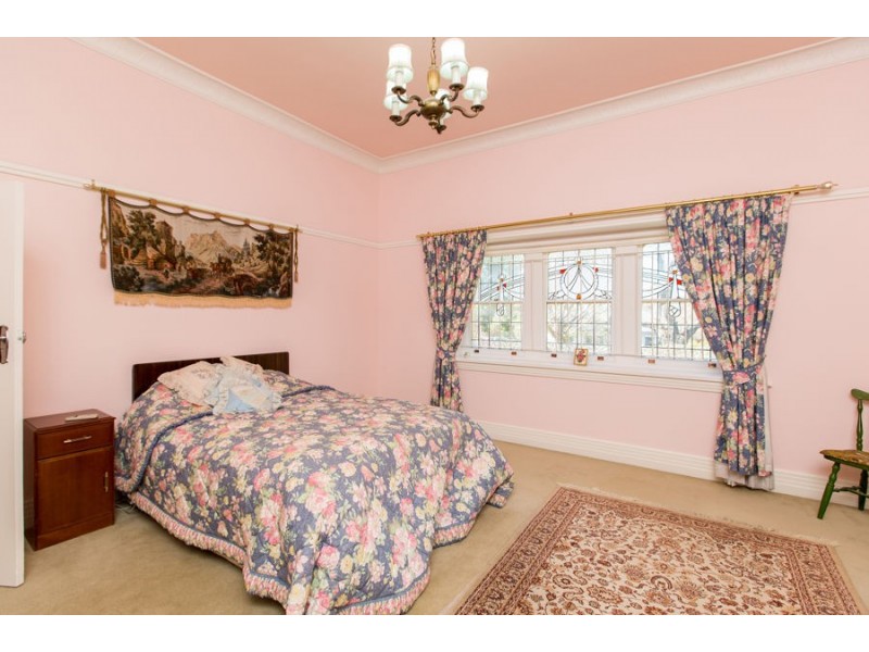 4 Turner Street, Turvey Park NSW 2650