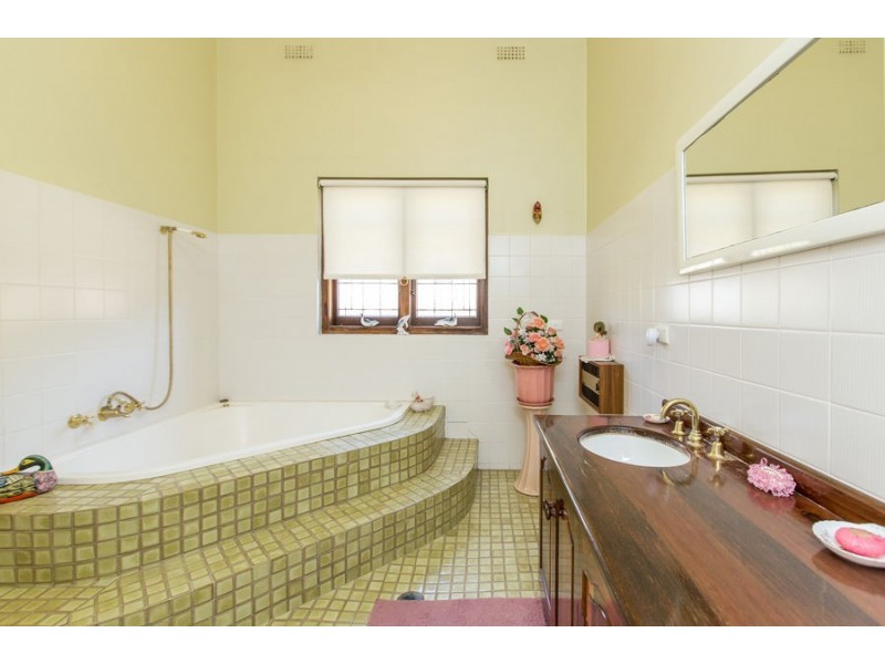 4 Turner Street, Turvey Park NSW 2650