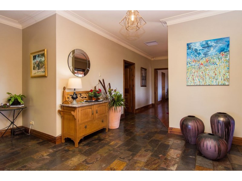 2 Baree Place, Kooringal NSW 2650