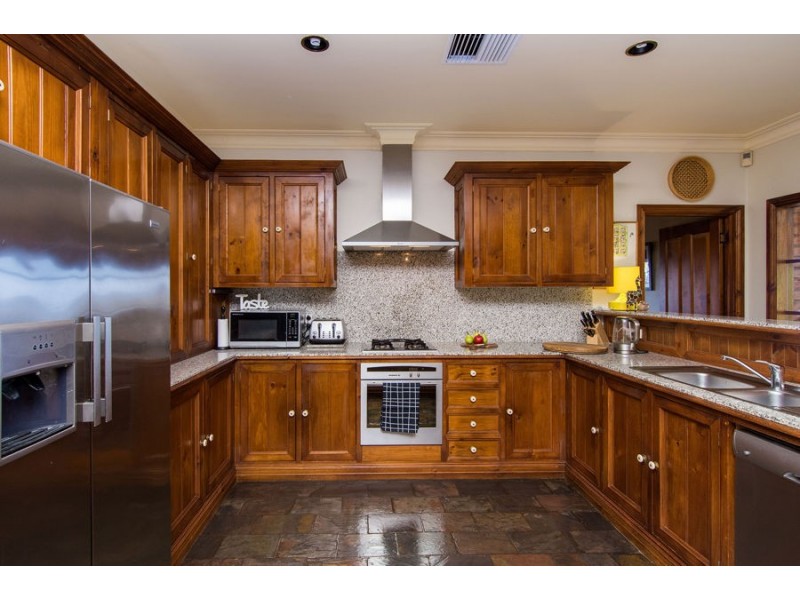 2 Baree Place, Kooringal NSW 2650