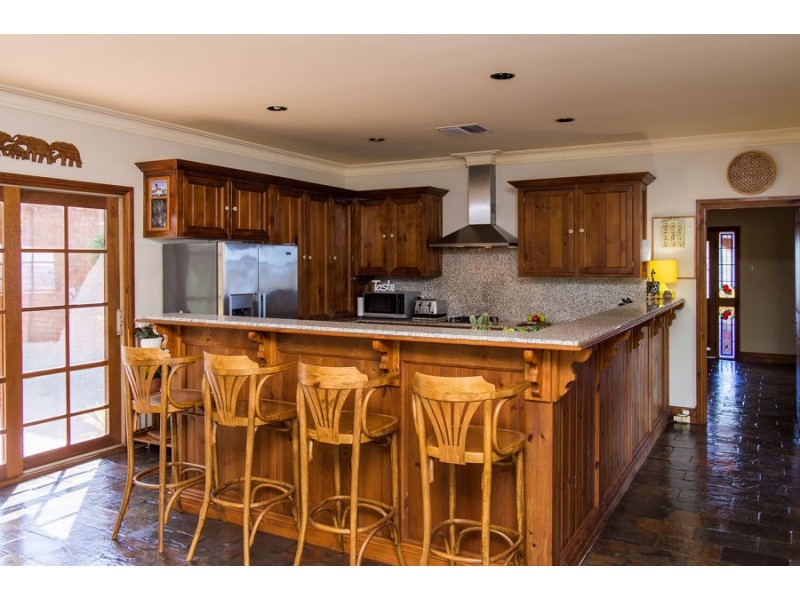 2 Baree Place, Kooringal NSW 2650