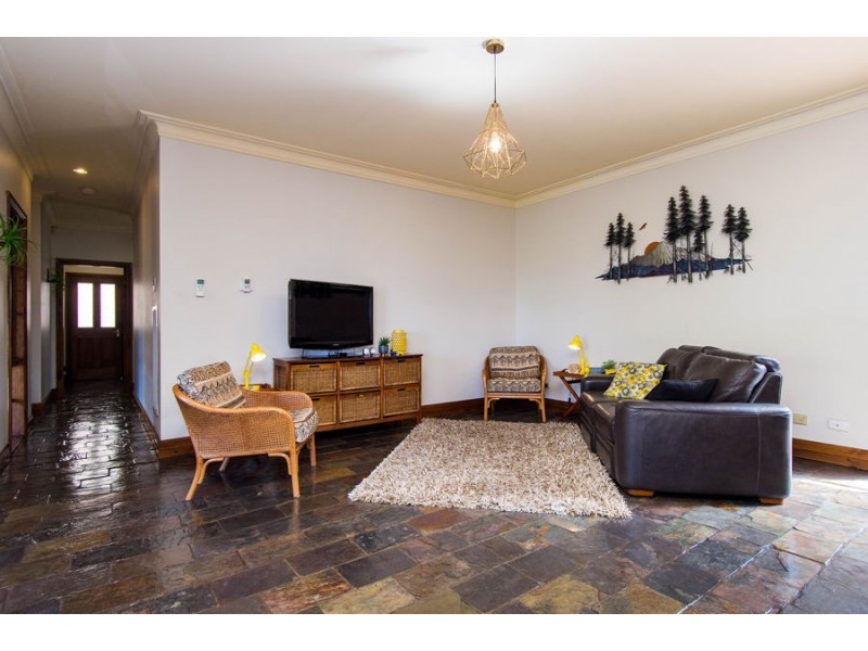 2 Baree Place, Kooringal NSW 2650