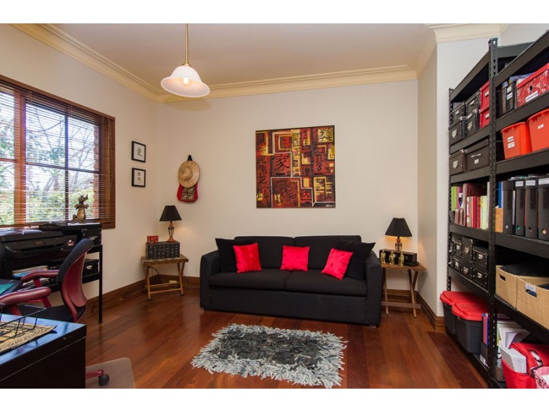 2 Baree Place, Kooringal NSW 2650