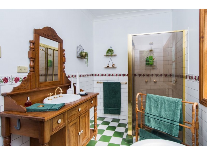 2 Baree Place, Kooringal NSW 2650