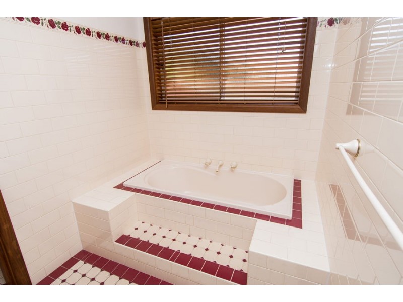 49 Henwood Avenue, Kooringal NSW 2650