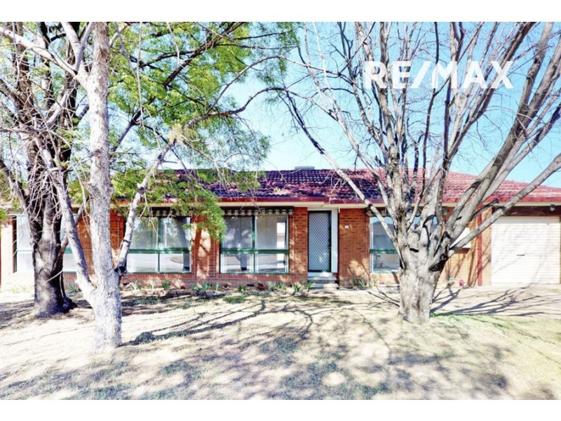 63 Undurra Drive, Glenfield Park NSW 2650