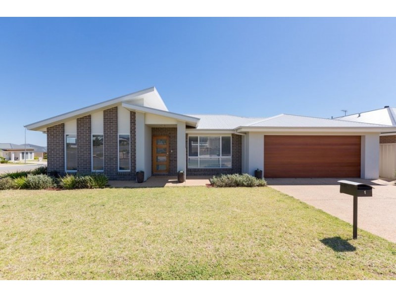 1 St Pauls Place, Gobbagombalin NSW 2650