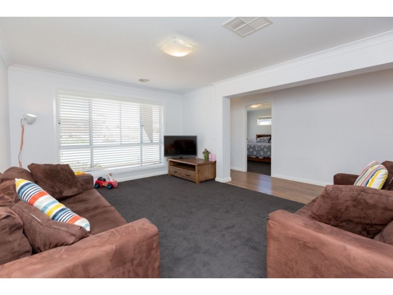1 St Pauls Place, Gobbagombalin NSW 2650