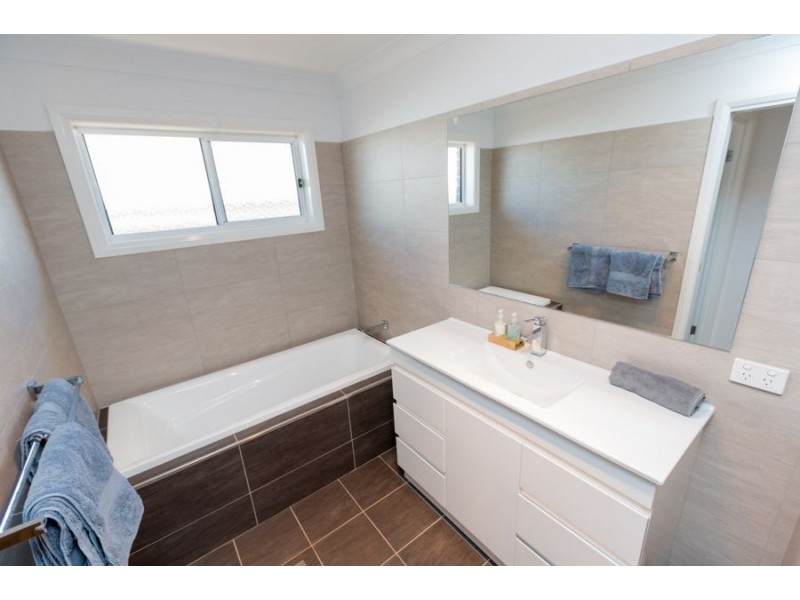 1 St Pauls Place, Gobbagombalin NSW 2650