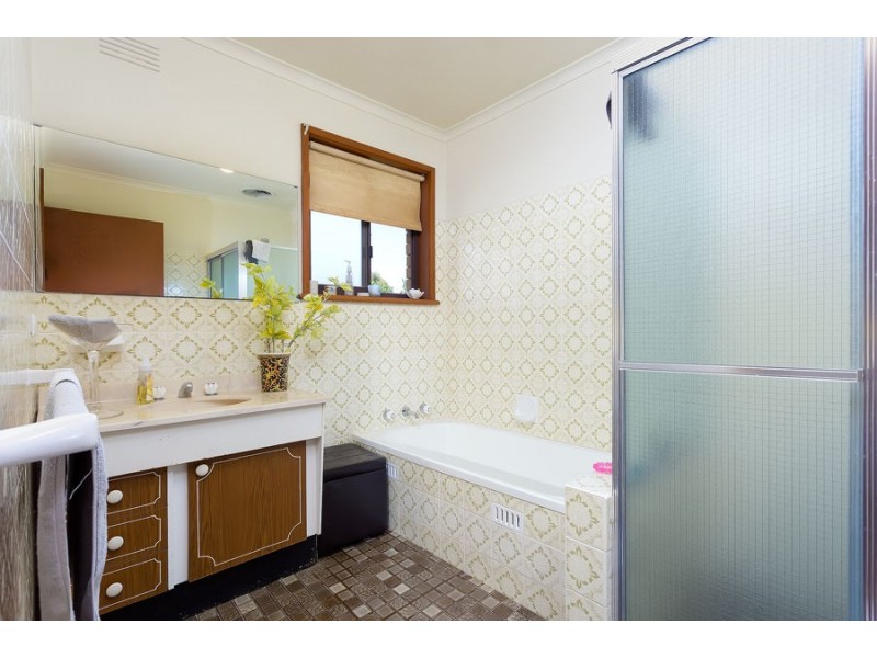 2 Truman Avenue, Tolland NSW 2650