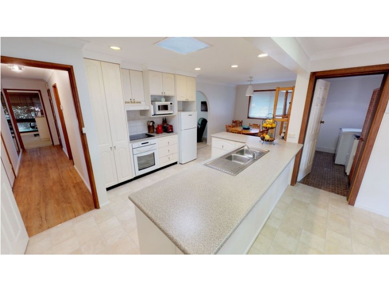 25 Geneva Crescent, Lake Albert NSW 2650