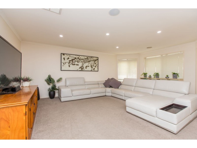 16 Walla Place, Glenfield Park NSW 2650