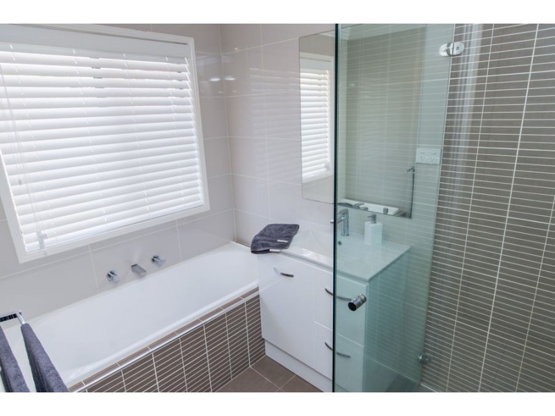 16 Walla Place, Glenfield Park NSW 2650