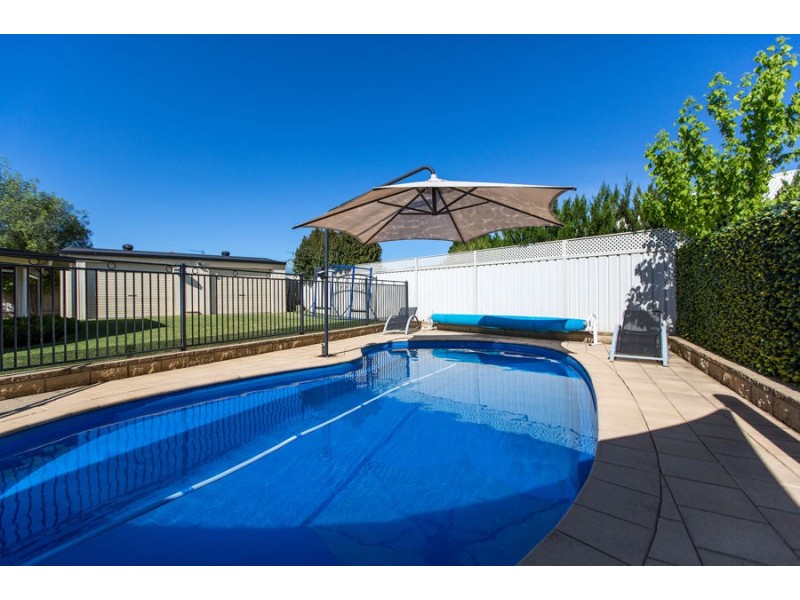 16 Walla Place, Glenfield Park NSW 2650
