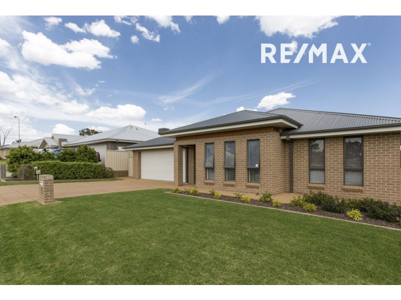 9 Cootamundra Boulevard, Gobbagombalin NSW 2650