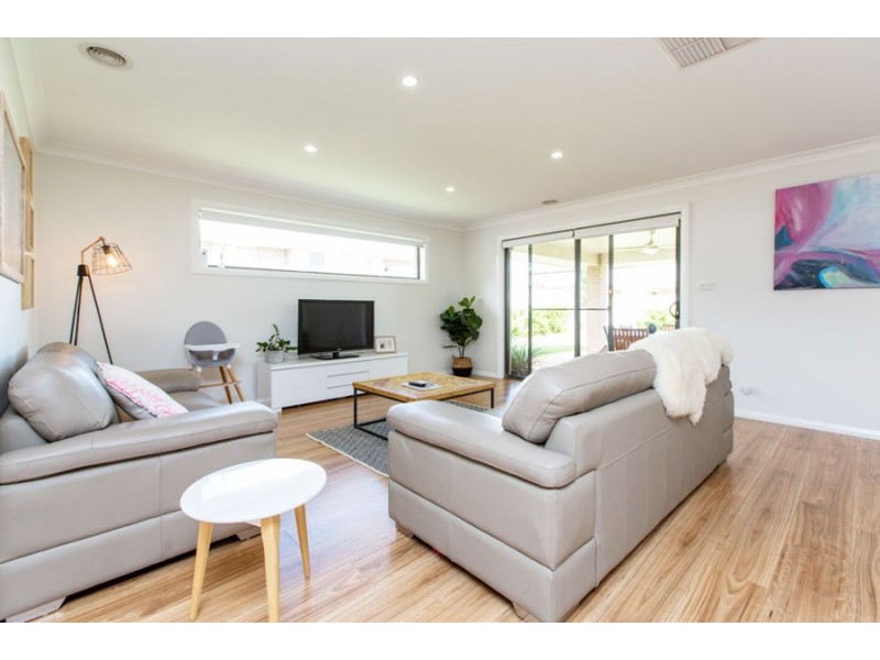 9 Cootamundra Boulevard, Gobbagombalin NSW 2650