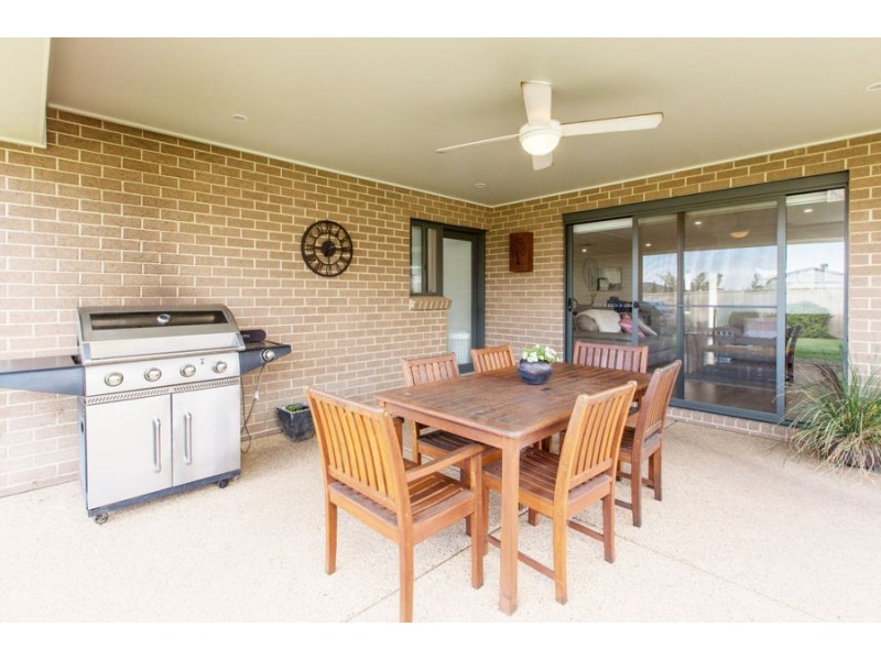 9 Cootamundra Boulevard, Gobbagombalin NSW 2650