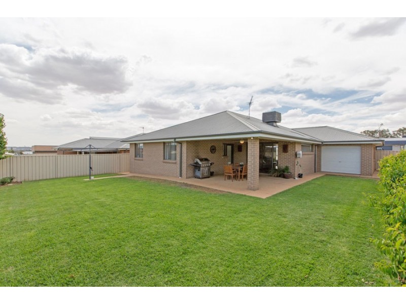 9 Cootamundra Boulevard, Gobbagombalin NSW 2650