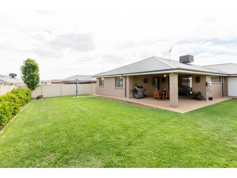 9 Cootamundra Boulevard, Gobbagombalin NSW 2650