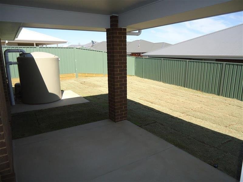 8 Tantoon Circuit, Forest Hill NSW 2651