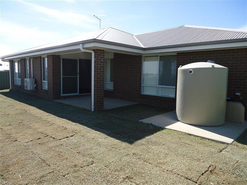 8 Tantoon Circuit, Forest Hill NSW 2651