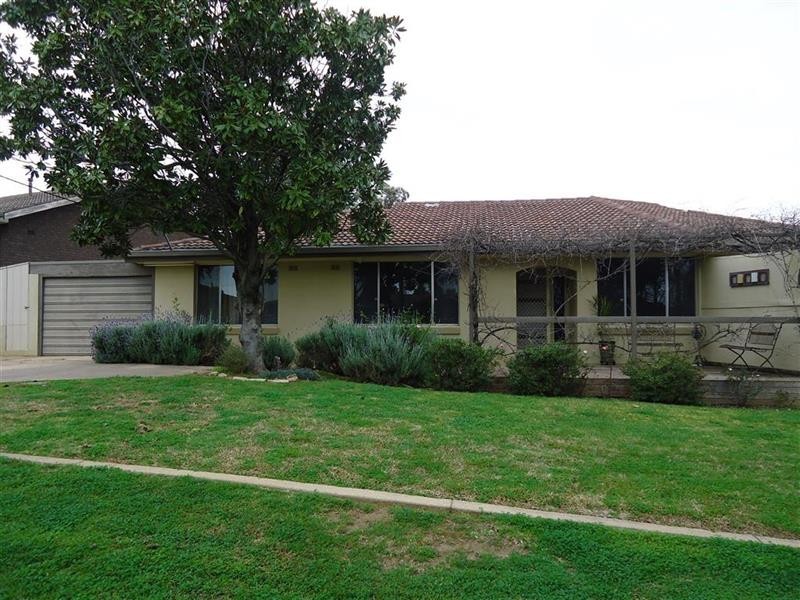 1/8 Ries Crescent, Wagga Wagga NSW 2650