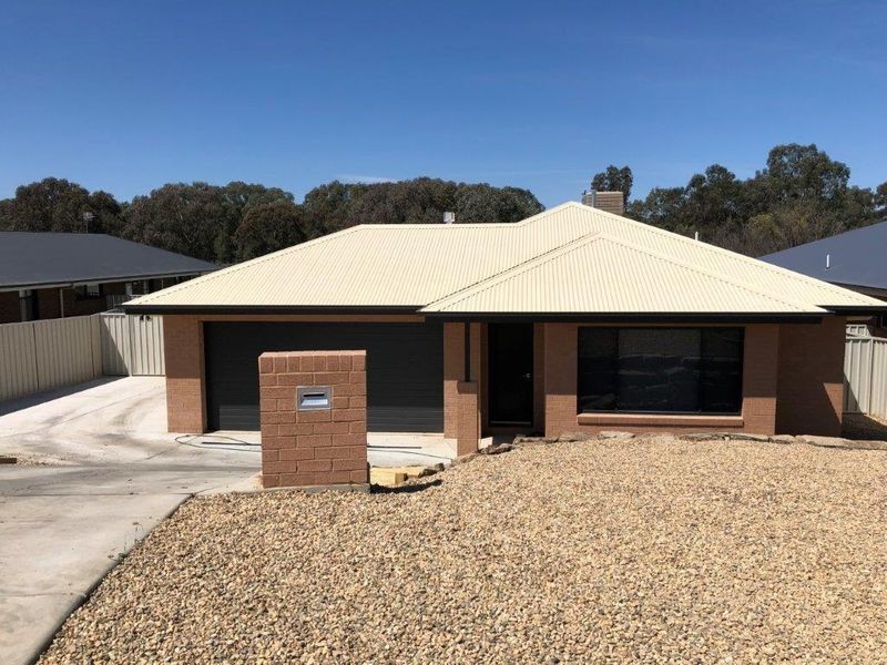 27 Sunvale Crescent, Estella NSW 2650