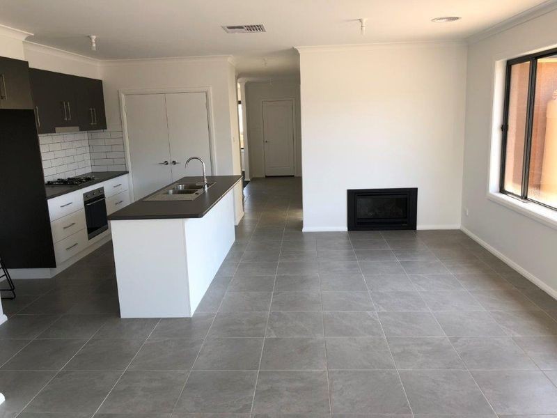 27 Sunvale Crescent, Estella NSW 2650