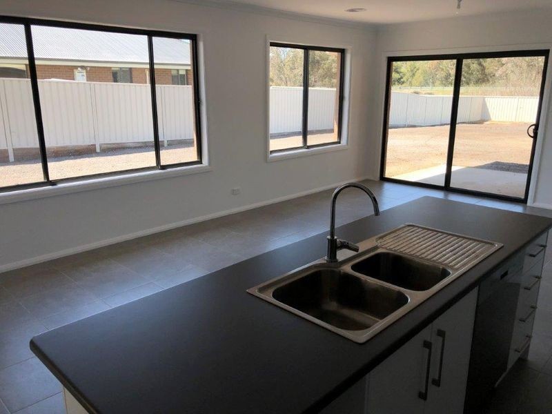 27 Sunvale Crescent, Estella NSW 2650