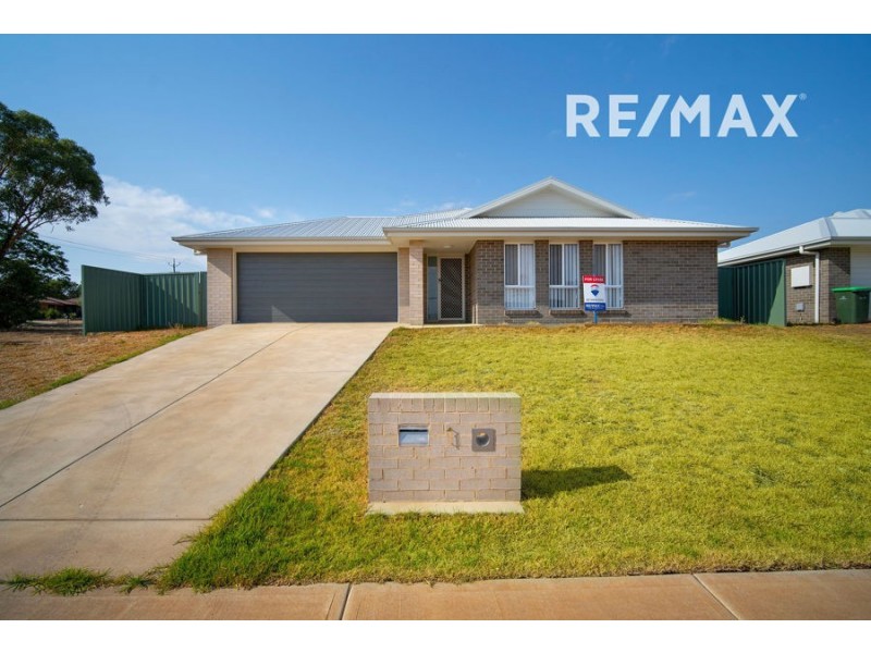 1 Hazelwood Drive, Forest Hill NSW 2651
