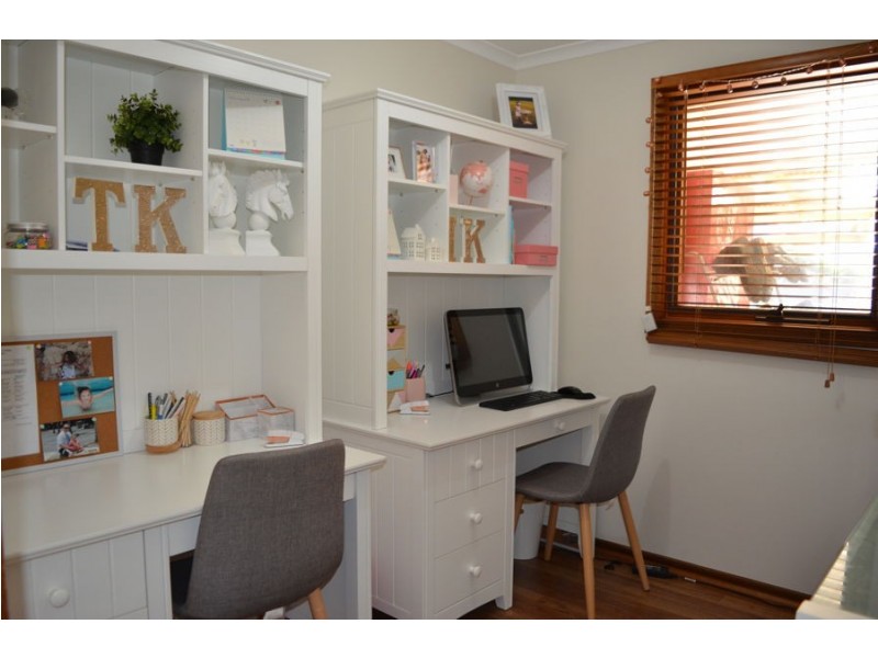 3 Sycamore Road, Lake Albert NSW 2650