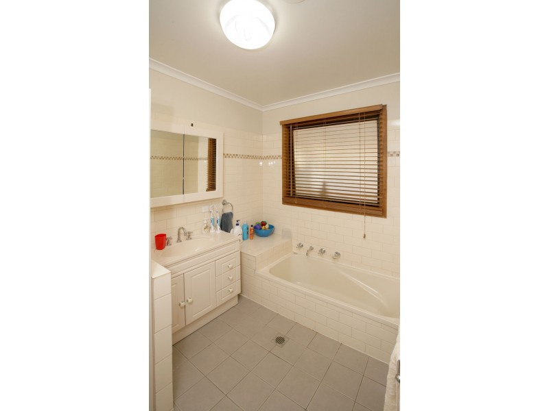 3 Sycamore Road, Lake Albert NSW 2650