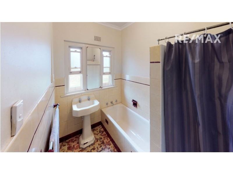 24 Copland Street, Kooringal NSW 2650