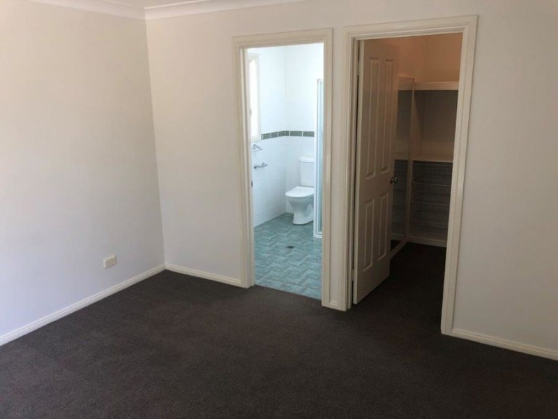 5 Giwang Place, Glenfield Park NSW 2650