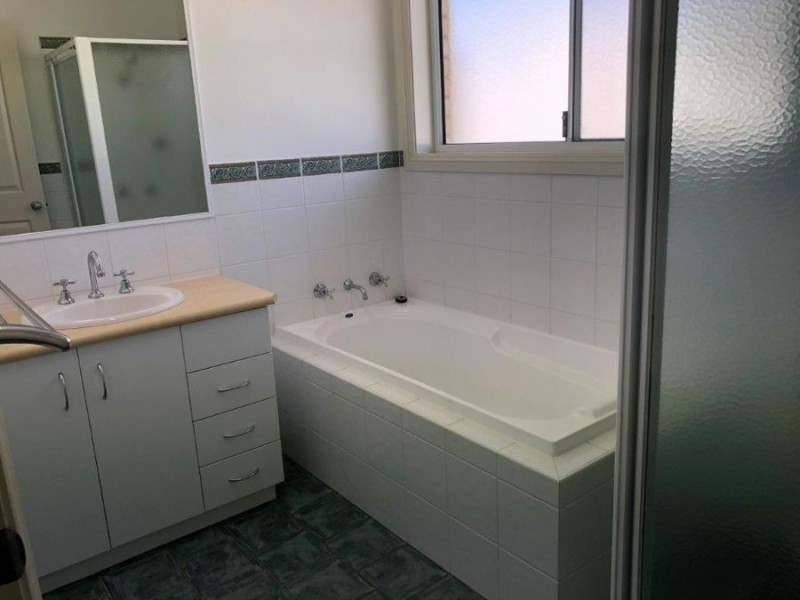 5 Giwang Place, Glenfield Park NSW 2650