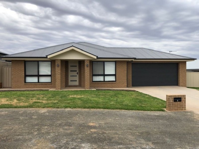 8 Mugga Street, Gobbagombalin NSW 2650