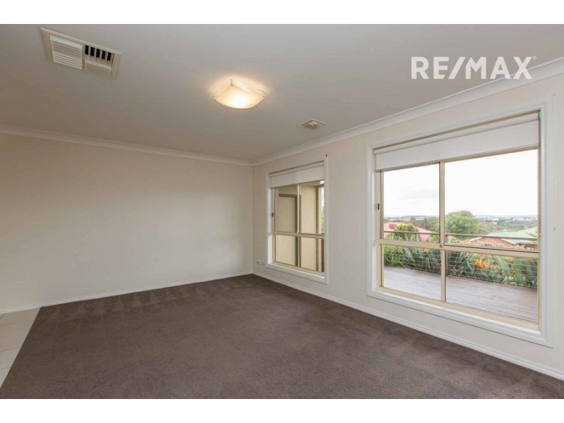 8 Fletcher Place, Kooringal NSW 2650