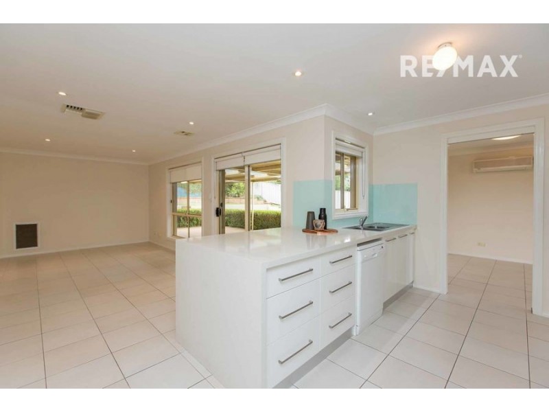 8 Fletcher Place, Kooringal NSW 2650