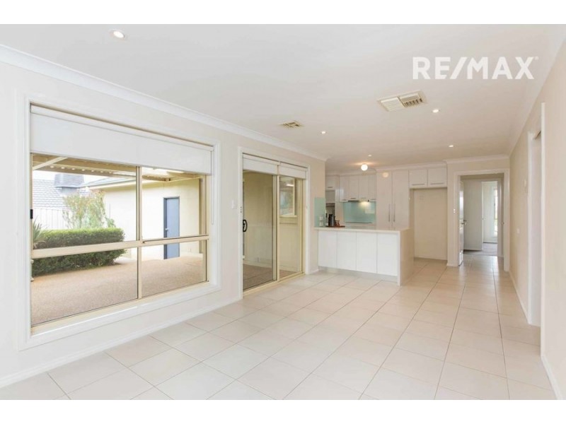 8 Fletcher Place, Kooringal NSW 2650
