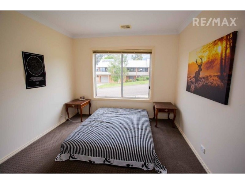 2/56 Simkin Crescent, Kooringal NSW 2650