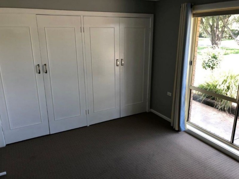 7 Norfolk Avenue, Lake Albert NSW 2650