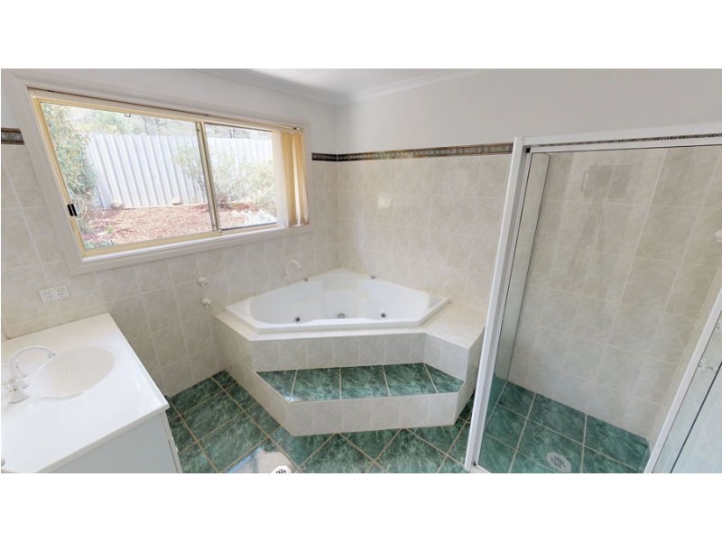 5 Wandoo Place, Bourkelands NSW 2650