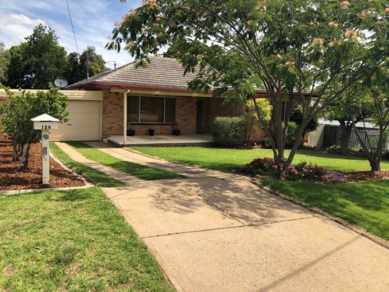 126 Simkin Crescent, Kooringal NSW 2650