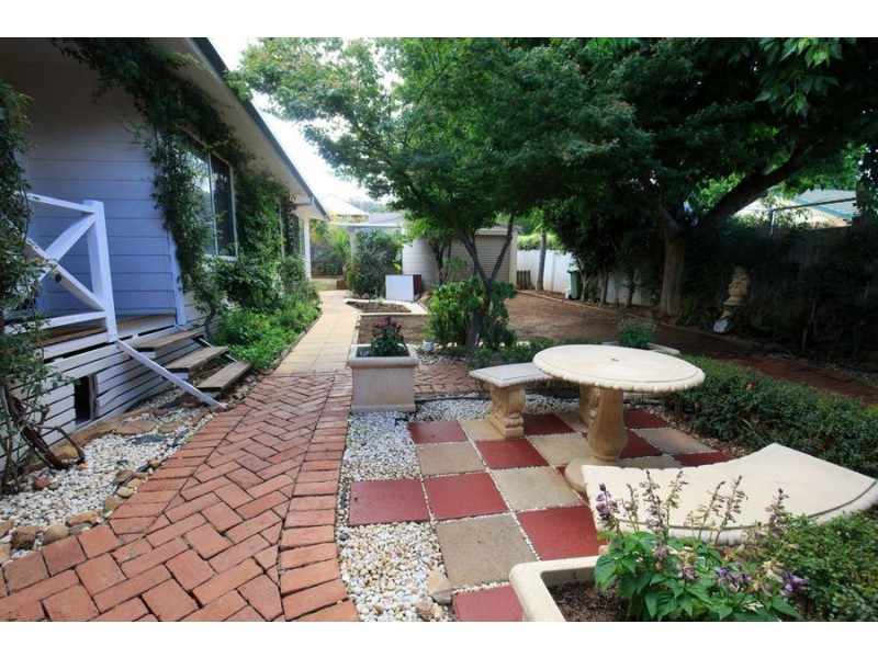 212 Lake Albert Road, Kooringal NSW 2650